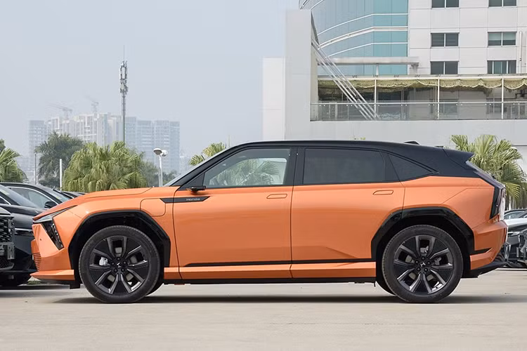 Kết quả là, tên cuối cùng của chiếc EV Nhật Bản này là Honda S7. Hiện chiếc xe điện crossover này đã có mặt tại các đại lý trên khắp Trung Quốc trước khi ra mắt dự kiến vào ngày 6 tháng 3. Chiếc xe này tự hào có hệ dẫn động 4 bánh cho công suất 350 kW, màn hình 24 inch và hệ thống hỗ trợ lái xe Honda Sensing 360+.