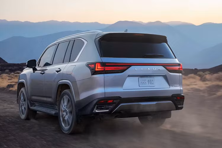 Sức mạnh trên giúp xe có thể tăng tốc từ 0-96 km/h trong 6,9 giây và đạt tốc độ tối đa là 209 km/h. Mức tiêu thụ nhiên liệu trong đô thị của xe là 13,8L/100km, ngoài đô thị là 10,7L/100km và kết hợp là 12,3L/100km. Đặc biệt ở thế hệ mới này, xe còn có thêm bản Hybrid hoàn toàn mới LX 700h 2025.