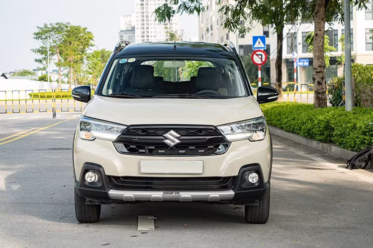 Tại thị trường Việt Nam, mức giá xe Suzuki XL7 hybrid niêm yết khoảng 600 triệu đồng cho bản một màu sơn và 608 triệu đồng cho bản hai tông màu. Sau khi áp dụng chương trình ưu đãi, Suzuki XL7 hybrid có giá bán tương ứng lần lượt là 545 triệu đồng và 553 triệu đồng.