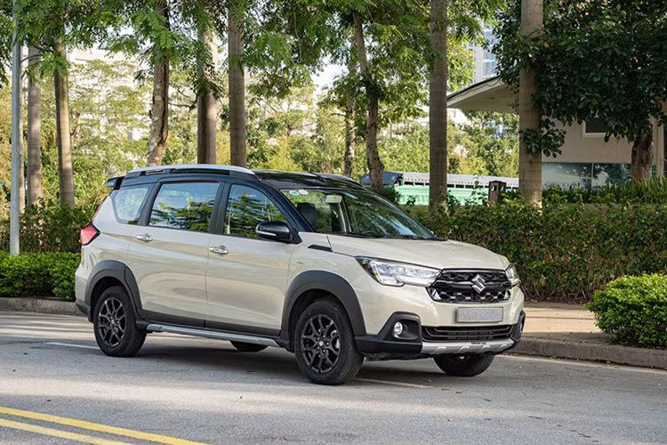 Theo tìm hiểu, mẫu xe Suzuki XL7 hybrid tại Việt Nam đang được đại lý chạy chương trình ưu đãi tặng 50% lệ phí trước bạ, 20 triệu đồng tiền mặt và tặng thêm quà tặng 5 triệu đồng. Như vậy, tổng giá trị ưu đãi dành cho Suzuki XL7 hybrid hiện lên tới 55 triệu đồng, quy đổi thành tiền mặt và trừ vào giá bán.