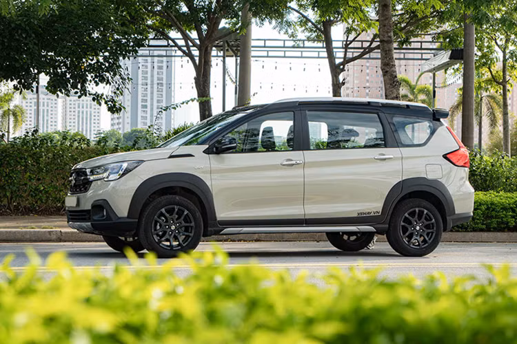 Như vậy, so với các đối thủ cùng phân khúc, Suzuki XL7 hybrid đang có giá bán gần tương đương với Mitsubishi Xpander bản AT tầm trung và thậm chí còn rẻ hơn mẫu Toyota Avanza Premio bản số sàn tiêu chuẩn. Bên cạnh đó, Suzuki XL7 bản xăng cũng đang được giảm giá sâu tới 95 triệu đồng, xuống chỉ còn 505 triệu đồng.