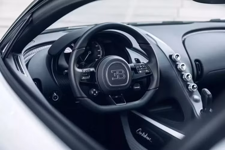 Cũng không thể nhầm lẫn Centodieci với một chiếc Chiron nào khi nhìn từ phía sau, vì nó đã mọc ra một cánh gió sau cố định, đèn hậu LED và bộ khuếch tán mới. Nó cũng có ống xả xếp chồng bốn, một tính năng sau này được sử dụng trên Chiron Super Sport.