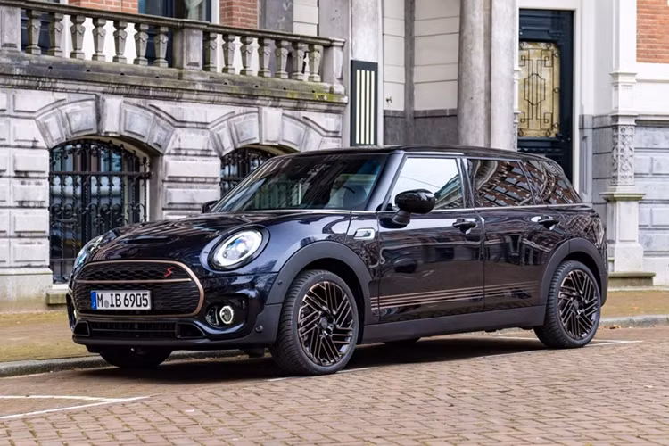 MINI Clubman: Được giới thiệu lần đầu vào năm 1969, MINI Clubman là biến thể trục cơ sở kéo dài của dòng MINI 5 cửa với thiết thân xe station wagon đặc trưng. Tuy nhiên, với doanh số ngày càng sụt giảm, hãng xe đến từ Anh Quốc đã quyết định để dòng Countryman thay thế vị trí của Clubman trong tương lai. Mẫu xe này được giới thiệu phiên bản cuối cùng Clubman Final Edition với số lượng 1.969 chiếc.