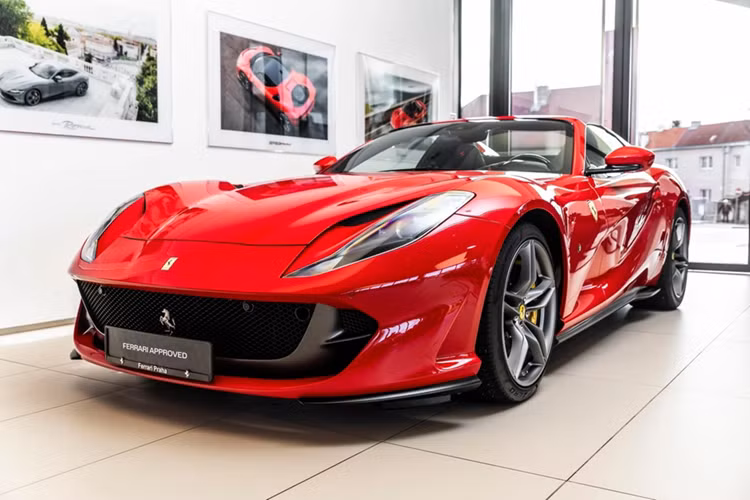 Ferrari 812 GTS: Mẫu siêu xe sử dụng động cơ V12 của Ferrari đã dừng sản xuất và được thay thế bởi chiếc 12Cilindri Spider. Tại Việt Nam, hiện có ít nhất 1 chiếc 812 GTS và được đồn đoán thuộc sở hữu của ông Đặng Lê Nguyên Vũ.