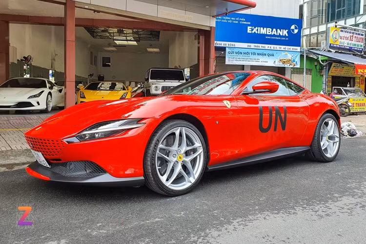 Ferrari Roma Coupe: Tương tự SF90, Ferrari Roma cũng đã dừng sản xuất sau hơn 5 năm ra mắt. Chiếc xe mang phong cách cổ điển, lấy cảm hứng từ mẫu 250 GT Lusso. Hiện tại, phiên bản facelift của mẫu grand tourer này được bắt gặp thử nghiệm xung quanh nhà máy của Ferrari.