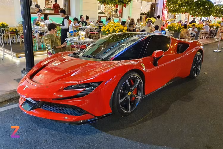 Ferrari SF90 Stradale/Spider: Là mẫu siêu xe hybrid khá thành công của Ferrari, SF90 Stradale/Spider được khá nhiều người chơi xe ở Việt Nam ưa chuộng. Tuy nhiên, mẫu siêu xe này đã bị khai tử vào khoảng giữa năm 2024. Theo một số nguồn tin, Ferrari sẽ sớm ra mắt phiên bản nâng cấp giữa vòng đời thay vì một thế hệ hoàn toàn mới.