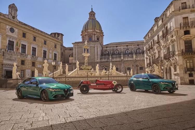 Alfa Romeo Giulia Quadrifoglio và Stelvio Quadrifoglio: Phiên bản hiệu năng cao Quadrifoglio của mẫu sedan và SUV cỡ nhỏ sẽ dừng sản xuất, tuy nhiên phiên bản tiêu chuẩn của 2 mẫu xe này vẫn sẽ được phân phối bình thường. Theo kế hoạch, biến thể này sẽ trở lại trên cấu hình động cơ hybrid hoặc động cơ thuần điện.