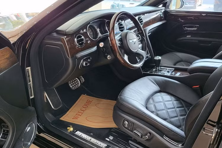 Đầu tiên là dòng chữ Le Mans Edition trên bậc cửa như khẳng định đây là 1 trong 48 chiếc xe Bentley Mulsanne Le Mans Edition được sản xuất dành riêng cho thị trường Bắc Mỹ. Tiếp đến cũng là dòng chữ trên nhưng được thêu dập nổi trên tựa đầu ghế ngồi của xe.