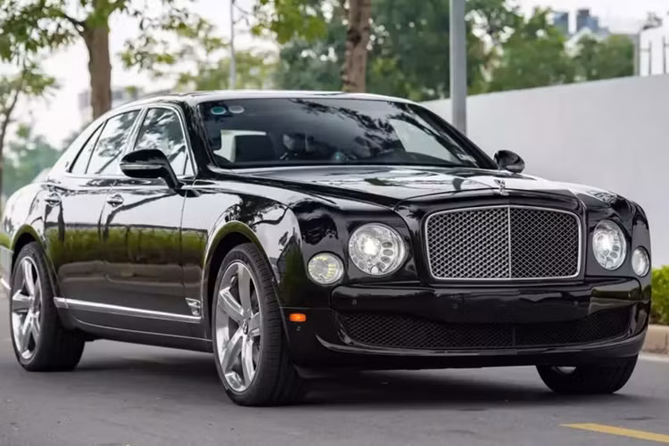 Dòng xe siêu sang Bentley Mulsanne đã bị khai tử, và tại Việt Nam, có gần 100 xe này được nhập về theo diện chính hãng cũng như tư nhân. Nhiều chiếc trong số đó là hàng hiếm trên thế giới và thậm chí chỉ có đúng 1 xe xuất hiện ở nước ta là Bentley Mulsanne Le Mans Edition bản giới hạn.