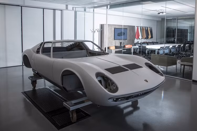 Vừa qua, bộ phận phục chế xe Lamborghini Storico đã có những tiết lộ về quy trình phục hồi xe cũ cực kỳ phức tạp này. Người đứng đầu Lamborghini Polo Storico, Alessandro Farmeschi, cho biết: “Việc phục hồi dựa trên các quy trình tái cấu trúc các bộ phận một cách chính xác. Chúng tôi thực hiện các dự án cùng với khách hàng của mình.