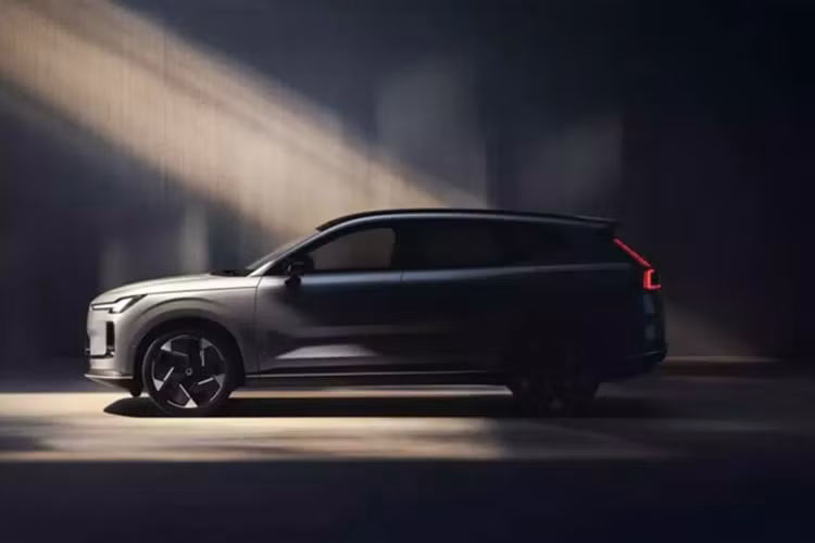 Về không gian nội thất, dù Volvo XC70 hybrid sạc điện chưa tiết lộ chi tiết, nhưng giới chuyên môn kỳ vọng mẫu xe này sẽ tiếp tục duy trì phong cách thiết kế nội thất đặc trưng của Volvo với chất liệu cao cấp, công nghệ kết nối hiện đại và tiêu chuẩn an toàn hàng đầu.