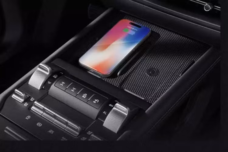 Biến thể plus-in hybrid Hi4-T cũng được trang bị động cơ 2.0T và có phạm vi chạy hoàn toàn bằng điện là 105 km. Ngoài ra, hộp số đến từ loại 9AT đầu tiên do Trung Quốc tự phát triển và hỗ trợ 10 chế độ lái. Vào thời điểm này, các thông số kỹ thuật còn lại của hệ thống truyền động vẫn cần được tiết lộ chính thức.