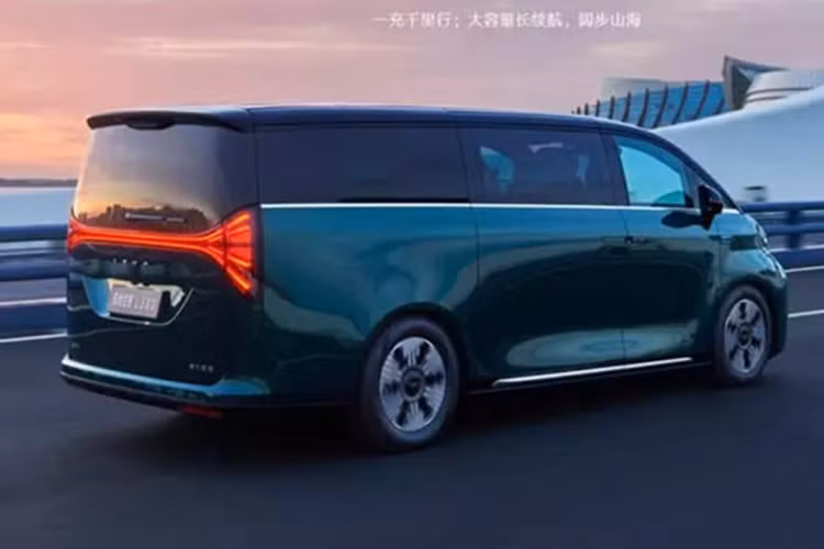Theo quan chức này, thiết kế tổng thể của Geely Galaxy LEVC L380 2025 mới được lấy cảm hứng từ khái niệm khí động học của máy bay Airbus trong khi thiết kế đèn hậu lấy cảm hứng từ vẻ đẹp của loài công khi xòe rộng bộ lông.