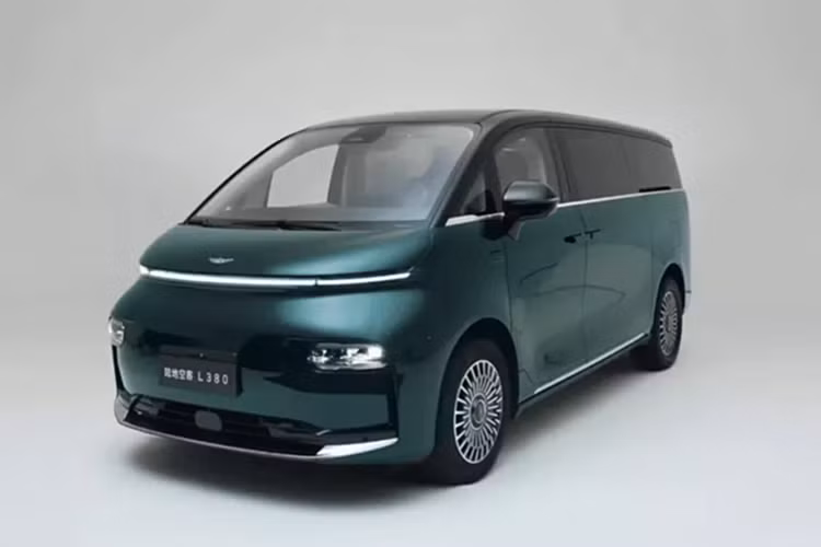 Được định vị là xe MPV cỡ trung đến lớn, LEVC L380 có chiều dài, chiều rộng và chiều cao lần lượt là 5316/1998/1920 (1940) mm và chiều dài cơ sở là 3185 mm.