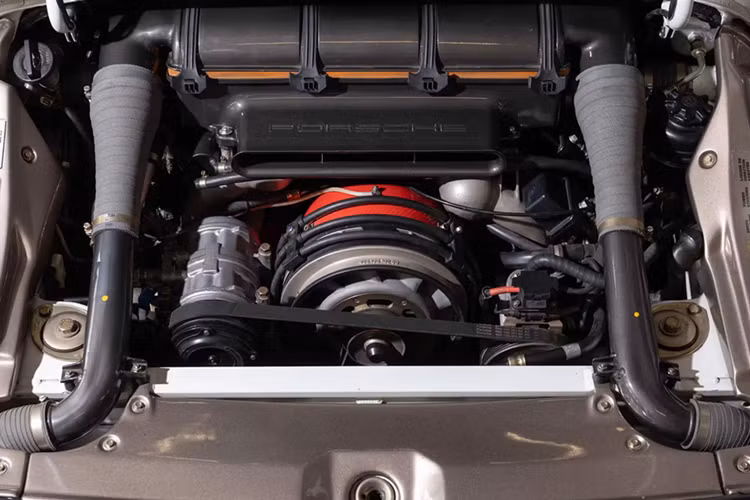 Dù ngoại hình có sự thay đổi hoàn toàn nhưng khối động cơ 2.8L tăng áp kép vẫn được giữ nguyên, công suất đạt 450 mã lực. Trước khi xảy ra tai nạn, chiếc xe lăn bánh trên đường hơn 8.100 km, điều này khiến chiếc xe trở nên hấp dẫn hơn hẳn.