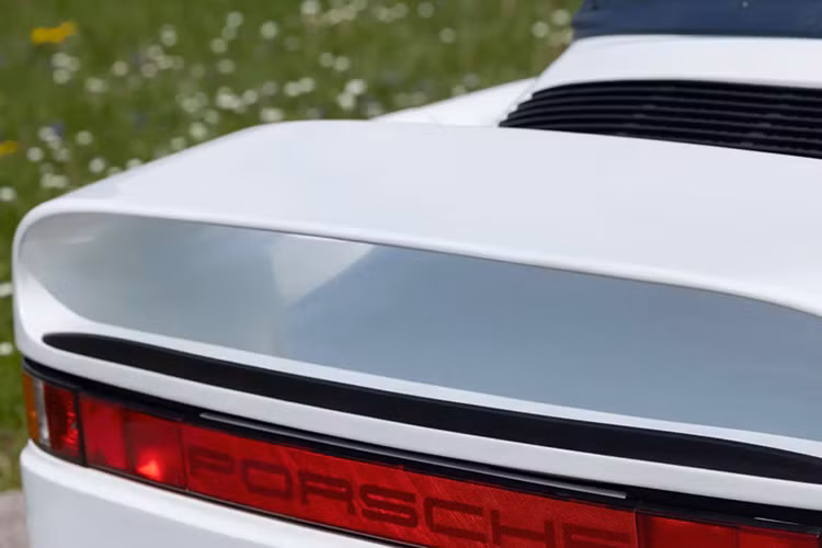 Porsche 959 phiên bản Speedster vừa được bảo dưỡng bởi ADR Motorsport vào tháng 3/2025, xe ở trạng thái hoàn hảo.