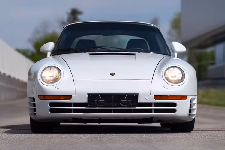Tuy nhiên để chiếc xe này được cạnh tranh trong phân hạng, FIA đã yêu cầu Porsche thực hiện sản xuất hàng loạt (theo quy định của FIA), đó là lý do Porsche sản xuất ít nhất 200 xe trên thị trường. Chiếc Porsche 959 sản xuất 1987 được giao cho tay đua Jürgen Lässig.