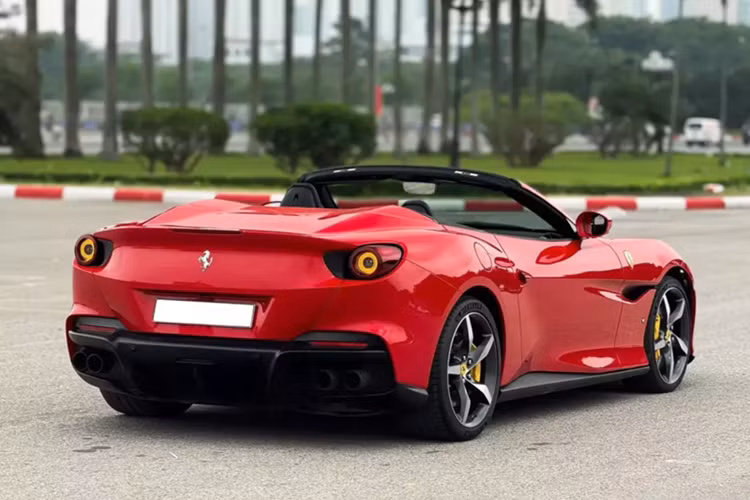 Thực tế rằng có đến 2 chiếc siêu xe mui trần Ferrari Portofino M tại Việt Nam, cả 2 đều mang màu đỏ, nên rất khó để phân biệt, điểm khác nhiều nhất chính là kẹp phanh của 2 xe, 1 chiếc có màu đỏ, xe còn lại được sơn màu vàng bắt mắt.