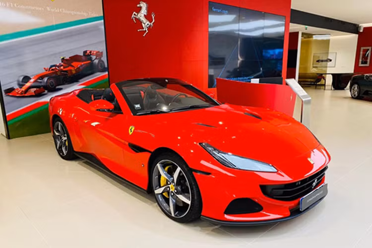 Ferrari Portofino cũng tương tự như California chỉ có duy nhất 1 biến thể mui trần, và nóc nhà là loại mui xếp cứng, rất thời trang, cũng như tiện lợi, không lo thời gian dài sử dụng, sẽ bị biến dạng và xuống cấp như là mui xếp mềm.