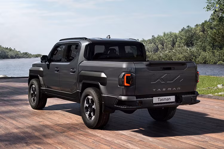 Tại Hàn Quốc, Kia Tasman được trang bị động cơ xăng 2.5L tăng áp cho công suất 281 mã lực. Động cơ đi cùng hộp số tự động 8 cấp. Theo công bố, xe có mức tiêu thụ nhiên liệu trung bình 8,6 km/L. Tại Hàn Quốc, giá xe Kia Tasman 2025 khởi điểm từ 37,5 triệu won (656,40 triệu VNĐ).