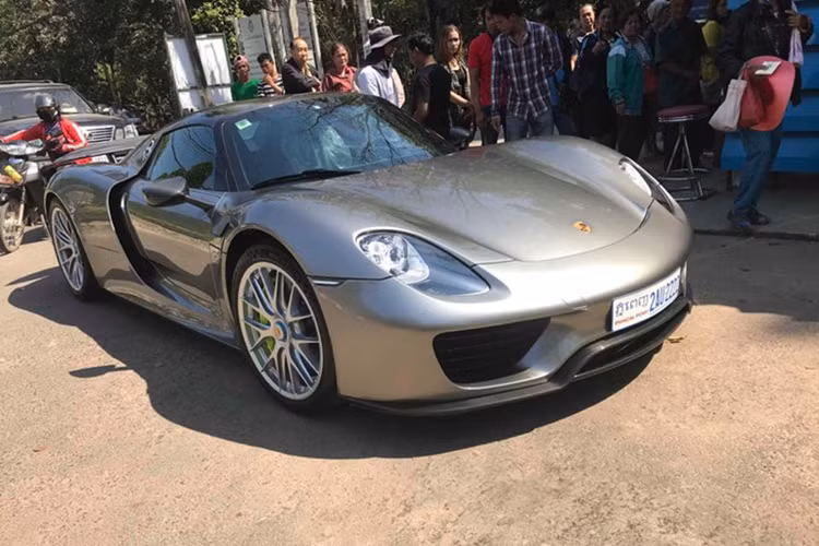 Ra mắt đã 1 thập kỷ nhưng 918 Spyder vẫn là chiếc xe mạnh nhất của Porsche, xe được trang bị hệ dẫn động plug-in hybrid với động cơ V8, hút khí tự nhiên, dung tích 4,6 lít kết hợp cùng 2 mô-tơ điện tạo ra công suất tổng cộng 881 mã lực và mô-men xoắn cực đại 1.280 Nm.
