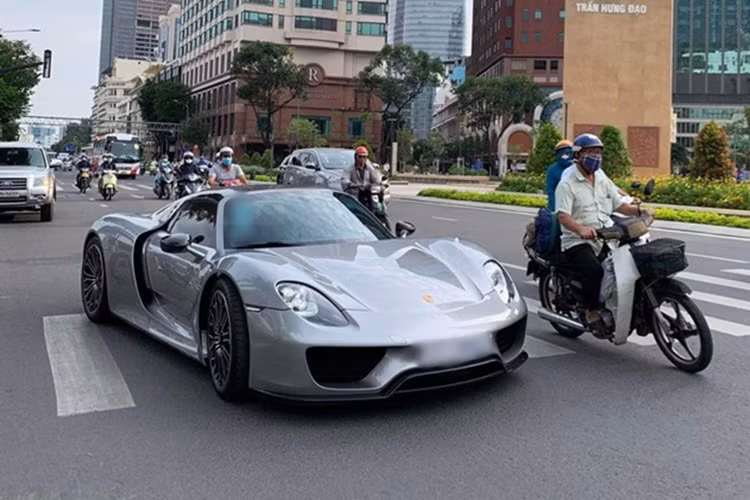 Mẫu xe hybrid của Porsche chỉ mất thời gian 2,8 giây để tăng tốc từ vị trí xuất phát lên 100 km/h trước khi đạt tốc độ tối đa 345 km/h. Gói pin lithium-ion 6,8 kWh giúp Porsche 918 Spyder có thể hoàn thành quãng đường dài 19 km chỉ với chế độ chạy bằng điện.