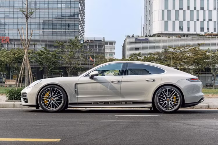 So với phiên bản thông thường, ngoại thất của Panamera Turbo S 2021 không có nhiều điểm khác biệt, ngoại trừ phần hốc gió lớn hơn cùng hệ thống ống xả kép hình vuông độc quyền của phiên bản Turbo. Cụm đèn LED chiếu sáng của xe được chủ cũ chọn trang bị loại đèn LED ma trận có giá không dưới 75 triệu đồng.