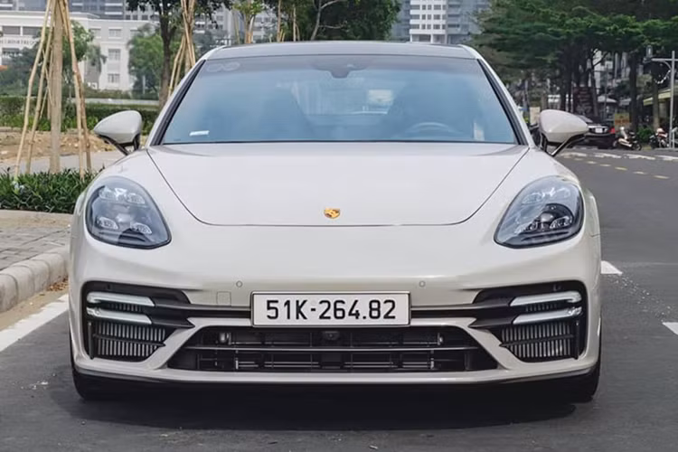 Chiếc Porsche Panamera Turbo S hàng hiếm này từng được ông Đặng Lê Nguyên Vũ cầm lái và được rao bán vào tháng 5/2023 với mức giá 12,5 tỷ đồng, xe có màu sơn ngoại thất xám Crayon Grey giá 266 triệu đồng.