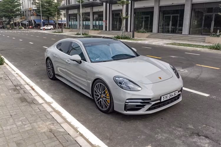 Theo người bán chia sẻ, chiếc Porsche Panamera Turbo S của Qua Vũ bán lại dưới 10 tỷ này thuộc đời 2021, hiện xe có odo là 10.000 km, nhiều hơn 9.000 km so với lần rao bán đầu tiên. Như vậy, sau 4 năm sử dụng, chiếc siêu xe này đã rớt giá hơn 4 tỷ đồng so với thời điểm mua mới.