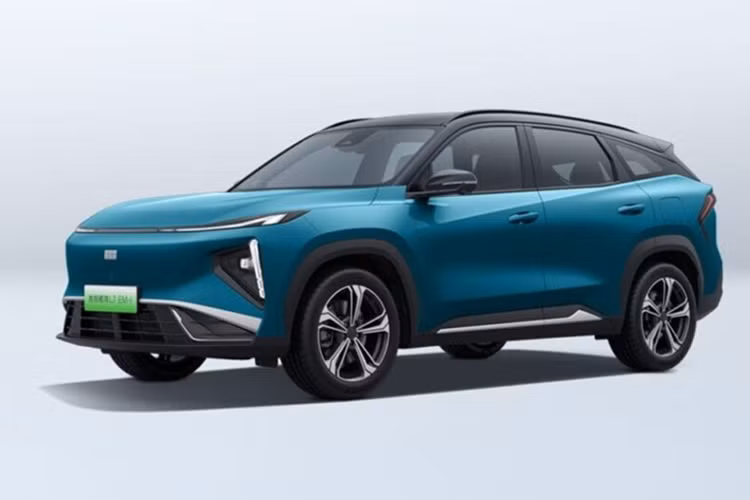 Mẫu xe này được cung cấp năng lượng bởi hệ thống buồng lái thông minh Flyme Auto. Toàn bộ dòng xe được trang bị vô lăng bốn chấu, bảng điều khiển LCD 10,25 inch, màn hình điều khiển trung tâm 13,2 inch và màn hình giải trí kích cỡ 16,2 inch theo tiêu chuẩn, hỗ trợ liên kết màn hình kép, đa nhiệm, CarLink và kết nối điện thoại di động Hicar.