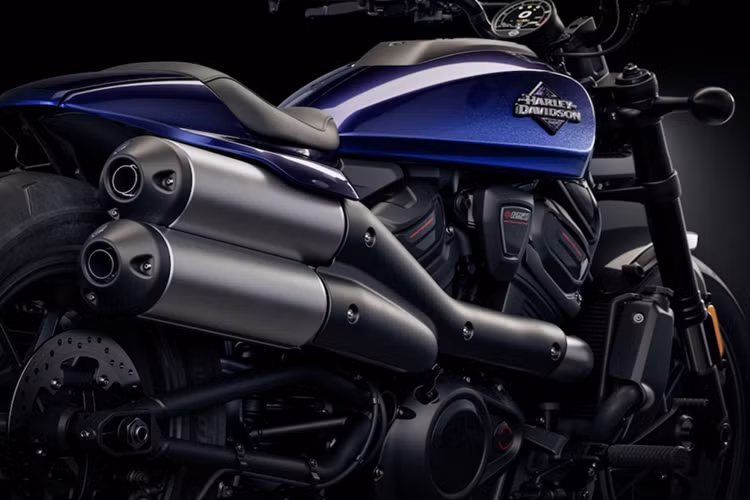 Ngoại hình của Sportster S được cải thiện nhẹ so với phiên bản trước, với ngoại thất sơn màu đen, bao gồm động cơ (sơn màu đen và chữ đỏ, thay vì màu đồng như trước). Bình xăng đặt tem nổi chữ V kẻ caro, gợi nhớ về huy hiệu được sử dụng vào những năm 1950. Nắp bình xăng có màu đen bóng mới.
