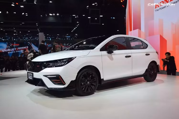 Là phiên dành cho thị trường Thái Lan, mẫu xe này có tên gọi đầy đủ là Honda City Drival bản đặc biệt. Xe được phát triển từ phiên bản e:HEV RS cao cấp nhất của dòng Honda City Hatchback với thiết kế thể thao hơn.