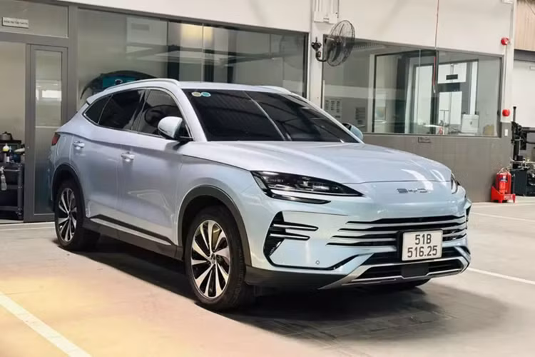Thông tin về việc BYD Sealion 6 ra mắt Việt Nam đã được nhân viên tư vấn bán hàng tại đại lý công bố từ cuối năm 2024. Trong thời gian qua, những chiếc SUV cỡ C đến từ Trung Quốc này cũng đã cập bến Việt Nam, chuẩn bị cho ngày ra mắt.