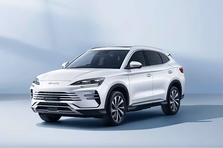 Màn hình cảm ứng trung tâm 12,8 inch có thể xoay 90 độ, hỗ trợ kết nối Apple CarPlay/Android Auto, hệ thống âm thanh Infinity 10 loa, cập nhật phần mềm qua Wifi và tính năng trợ lý giọng nói. Thêm vào đó là cổng USB Type A/Type C, chìa khóa kỹ thuật số, 2 sạc điện thoại không dây,