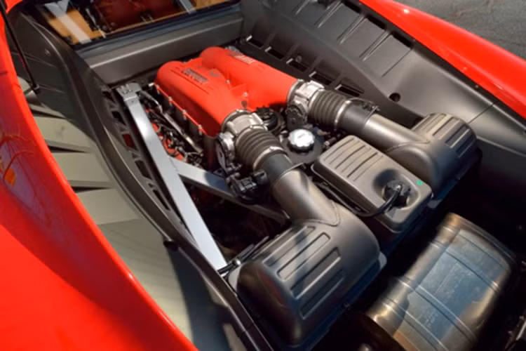 Hiện tại, dòng siêu xe Ferrari F8 Tributo đang thay thế Ferrari 488 GTB, cũng đã bị khai tử. Siêu xe Ferrari F430 được trang bị động cơ V8, dung tích 4.3 lít, sản sinh công suất tối đa 490 mã lực và mô-men xoắn cực đại 465 Nm. 
