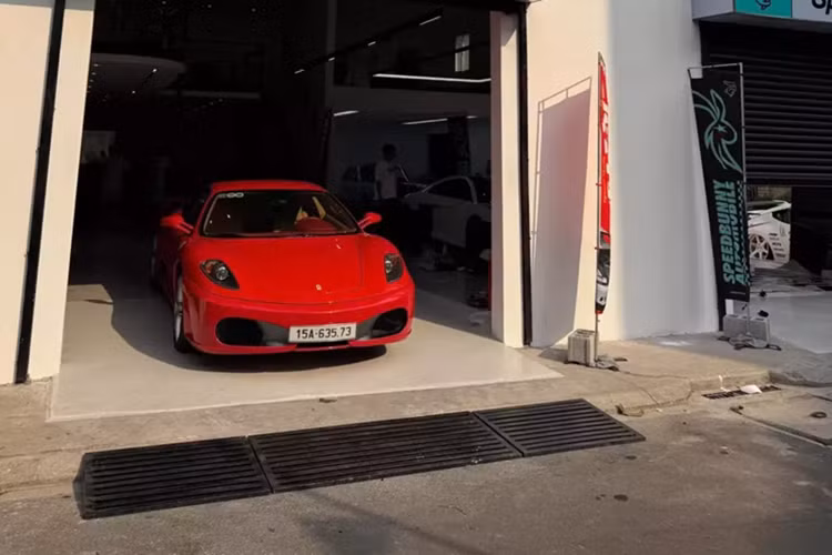 Mới đây, trên đường phố TP HCM đã bất ngờ có sự xuất hiện của 1 chiếc siêu xe Ferrari F430 hàng hiếm rất đẹp mắt. Theo tìm hiểu, đây hiện là 1 trong 2 chiếc xe F430 hiếm hoi còn xót lại trong cuộc săn lùng mua xe Ferrari của ông Đặng Lê Nguyên Vũ.