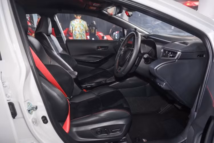 Bên cạnh đó, Toyota còn nâng cấp hệ thống treo trên Corolla GR Sport 2025 giúp giảm độ nghiêng, độ dốc, độ nảy, có thể cải thiện cảm giác lái mà không mất đi sự thoải mái.