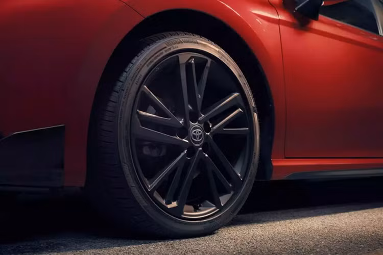Đúng như tên gọi, Toyota Camry Nightshade được trang bị hàng loạt chi tiết sơn màu đen Midnight Black Metallic như lưới tản nhiệt, ốp gương chiếu hậu, tay nắm cửa, cánh gió sau, các khe hút gió, cánh lướt gió nhỏ phía trước và bộ khuếch tán gió phía sau.