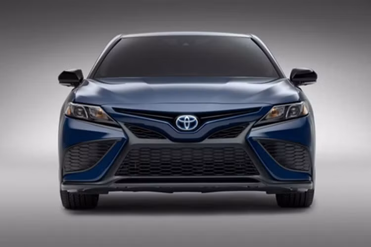 Ngoài phiên bản Nightshade, Toyota Camry 2026 dành cho thị trường Mỹ còn được nâng cấp nhẹ ở màu sơn. Theo đó, các phiên bản SE, XLE và XSE sẽ có thêm màu sơn mới mang tên Dark Cosmos. Đây là màu xanh khói trầm được hãng dùng những cụm từ như “gợi cảm và mờ ảo” để miêu tả.