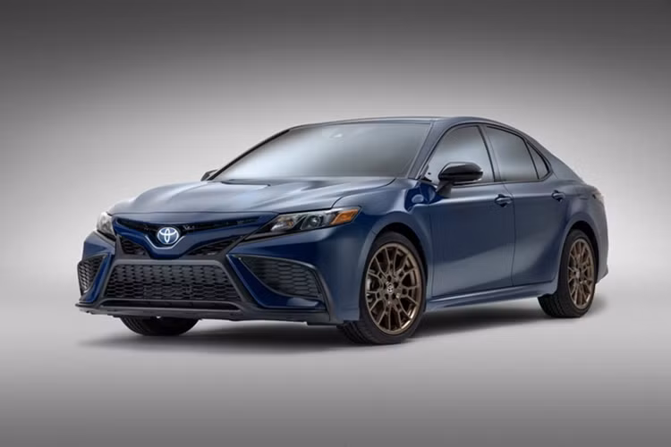 Mẫu xe sedan Toyota Camry 2026 dự kiến sẽ có mặt tại các đại lý Mỹ vào mùa hè năm nay. Giá bán sẽ được công bố gần thời điểm ra mắt. Phiên bản hiện tại của mẫu sedan hạng D này có giá khởi điểm từ 28.700 USD, chưa bao gồm phí vận chuyển 1.135 USD.