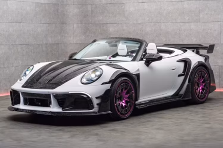 Theo đó, Porsche 911 Turbo S Cabriolet bản độ P9LM Evo 900 đã nhận được hàng loạt nâng cấp từ trong ra ngoài. Đáng chú ý, toàn bộ ngoại thất của xe đều được làm từ sợi carbon. Phần đầu xe nổi bật với cản trước mới được tích hợp bộ chia gió, hốc hút gió được mở rộng, cùng nắp capo được thiết kế lại.