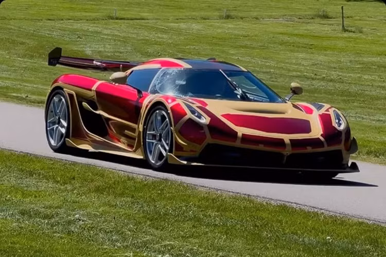Nhưng mức giá xe Koenigsegg Jesko bán chính hãng phải bắt đầu từ con số 2,8 triệu đô la chưa có tùy chọn, tức cao hơn gần 1 triệu USD so với Regera, nếu khách hàng chọn đầy đủ cấu hình cho Koenigsegg Jesko, mức giá đắt nhất phải bỏ ra có thể trên 3,5 triệu đô la.