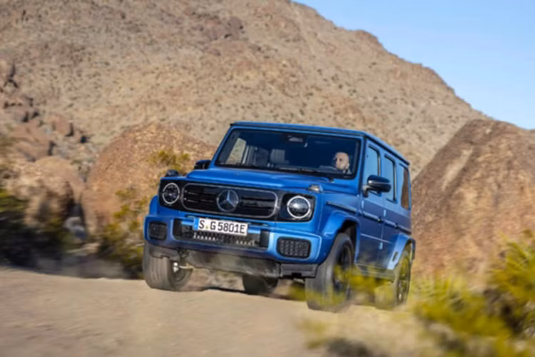Những chiếc Mercedes-Benz G580 2025 mới đầu tiên về nước sẽ thuộc phiên bản giới hạn Edition One, đi kèm giá bán dự kiến khoảng 8,8 tỷ đồng. Tư vấn bán hàng khu vực phía nam tiết lộ, từ cuối năm 2024, nhiều đại lý đã nhận cọc mẫu xe này, tuy nhiên, đến nay, số khách đặt mua vẫn chưa nhiều.