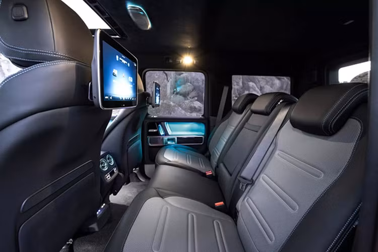 Không gian nội thất của Mercedes-Benz G580 cũng tương tự với phiên bản máy xăng, Các trang bị nổi bật của mẫu SUV này bao gồm bảng đồng hồ kỹ thuật số 12,3 inch nối liền với màn hình cảm ứng trung tâm 11,6 inch...