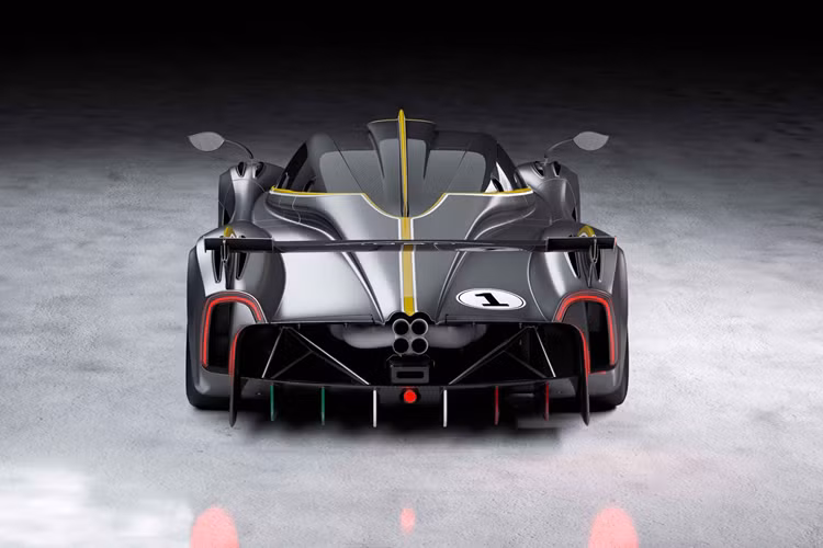 Tổng cộng có 30 chiếc Huayra R được sản xuất, gấp đôi số lượng của Zonda R, và vị đại gia Singapore sở hữu 2 xe, 1 xe mang màu bạc, xe còn lại màu đen hoặc nâu, cũng có thể là carbon.