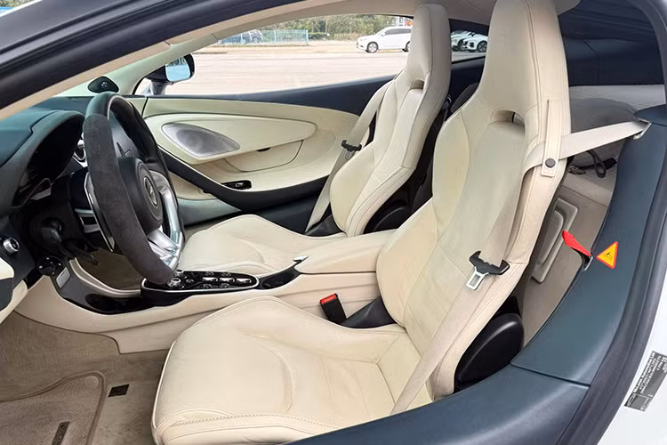 Phía bên trong xe McLaren GT có màn hình giải trí cỡ lớn dựng dọc kết hợp cùng với đó là bảng cần số thiết kế đẹp mắt. Khoang lái siêu xe McLaren GT này có tông màu trắng.