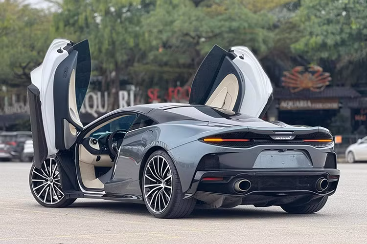 Lý do đại gia Hà Nội bán McLaren GT của mình có thể là vì muốn trải nghiệm 1 mẫu xe khác, và việc này, có thể khiến anh lỗ hơn 1 tỷ đồng. Trong vài tháng qua, đồng hồ công tơ mét của chiếc siêu xe đẹp mắt McLaren GT chỉ nhích hơn 1.000 km, lên con số 4.346 km.