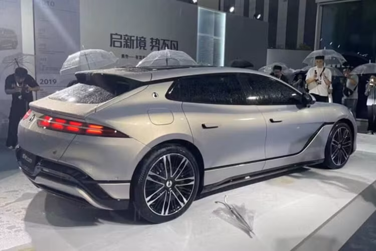 Denza Z9 GT PHEV có thể tăng tốc từ 0-100 km/h trong 3,6 giây và chạy 201 km mà không cần dùng động cơ xăng. Tổng quãng đường mà xe có thể di chuyển sau khi sạc đầy pin và đổ đầy bình xăng là 1.100 km.