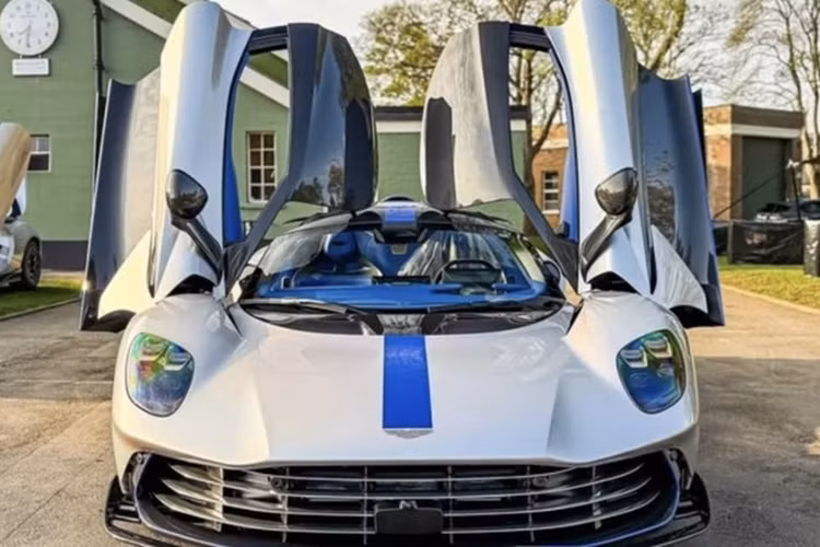 Bên trong, Aston Martin Valhalla sở hữu màn hình kỹ thuật số 10,25 inch đặt sau vô-lăng cùng màn hình cảm ứng trung tâm kích thước tương tự. Dù mang trong mình công nghệ F1, khoang lái vẫn được thiết kế để sử dụng hàng ngày một cách dễ dàng.