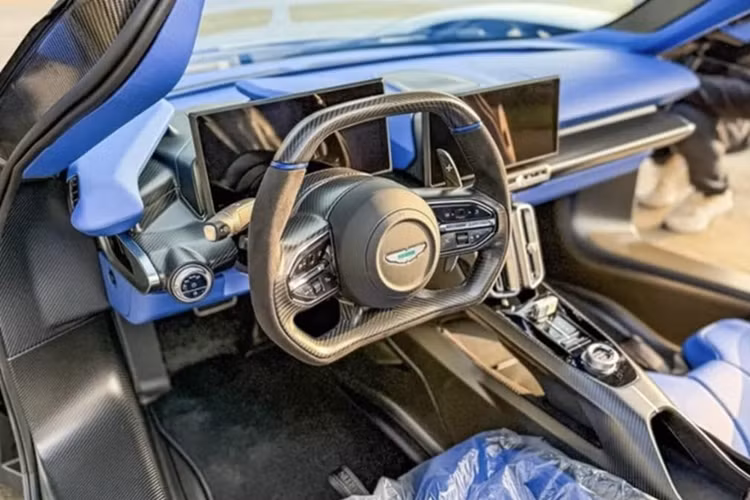“Trái tim” của Valhalla là động cơ V8 tăng áp kép dung tích 4.0L, sản sinh công suất 828 mã lực, kết hợp hộp số ly hợp kép 8 cấp và hệ dẫn động cầu sau.